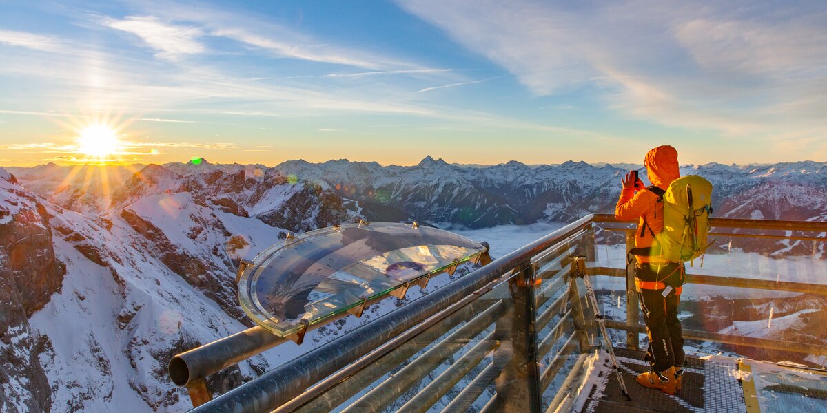 Viewing platform on the mountain Dachstein sunrise | © Renè Eduard Perhab