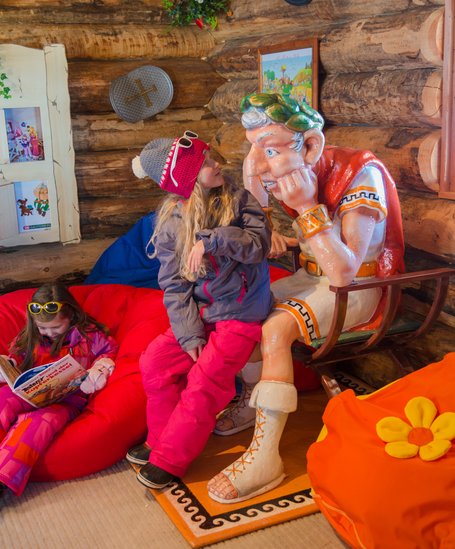 Fun and games at Caesar's hut. | © Christine Höflehner
