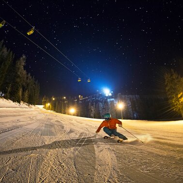 The lighting guarantees you the best visibility on the groomed slopes. | © Gregor Hartl