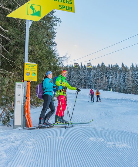 Tourers on the prepared ascent track to the Hochwurzen. | © René Eduard Perhab