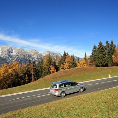 Ride through a colourful autumn landscape on the Planai toll road | © Martin Huber