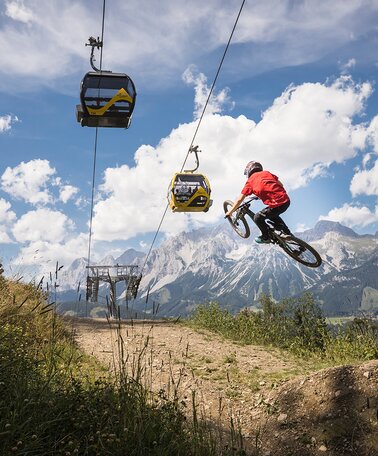 Stunts in the bike park of Planai | © Roland Haschka