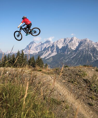 Bike park Planai with mountains in the background | © Roland Haschka