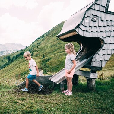 Zwei Kinder spielen im Tierholzpark | © Armin Walcher