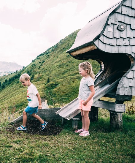 Two kids playing in the wooden animal park | © Armin Walcher