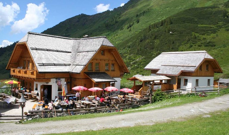 Ewis-Hütte und Haus des Bogens, Planneralm | © Ewis-Hütte