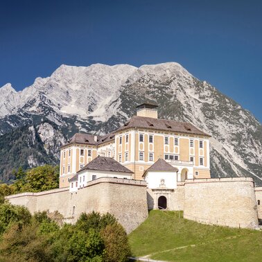 Schloss Trautenfels mit Grimming | © Christoph Huber