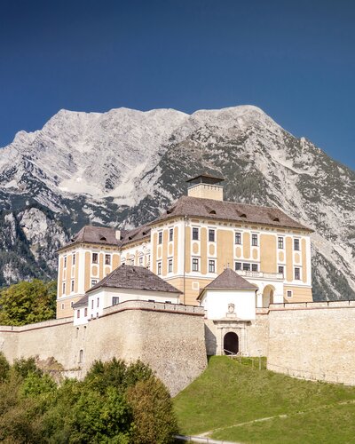 Schloss Trautenfels mit Grimming | © Christoph Huber