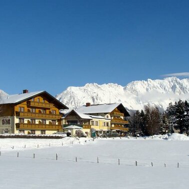 Aussenansicht Winter  | © Landhotel - Restaurant Häuserl im Wald