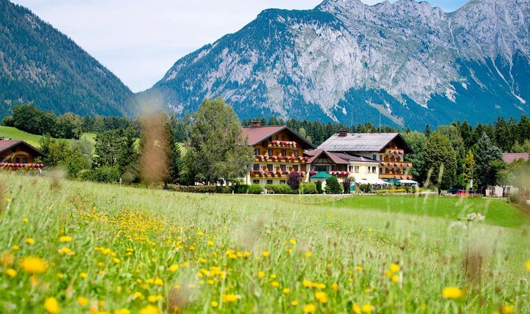 Aussenansicht Sommer  | © Landhotel - Restaurant Häuserl im Wald