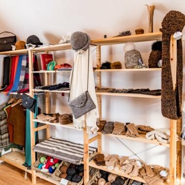 Regal mit Produkten aus Alpakawolle | © Klausernhof