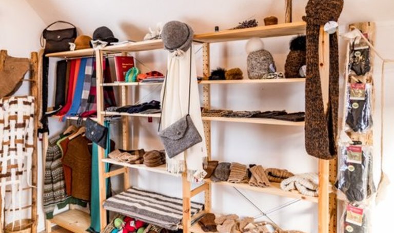 Regal mit Produkten aus Alpakawolle | © Klausernhof