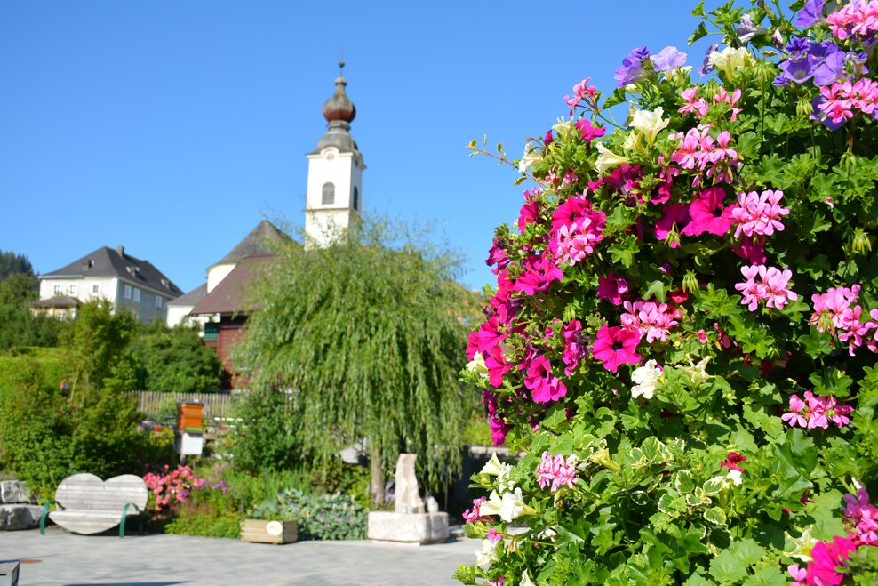 Schlossplatz Haus im Ennstal mit Pfarrkirche im Hintergrund | © Marktgemeinde Haus