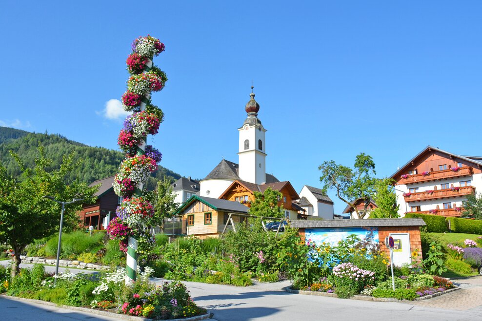 Schlossplatz mit Pfarrkirche und Blumenturm | © Marktgemeinde Haus