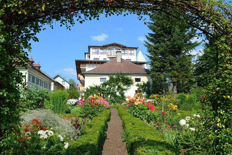 Hofergarten mit einem Hotel im Hintergrund | © Marktgemeinde Haus