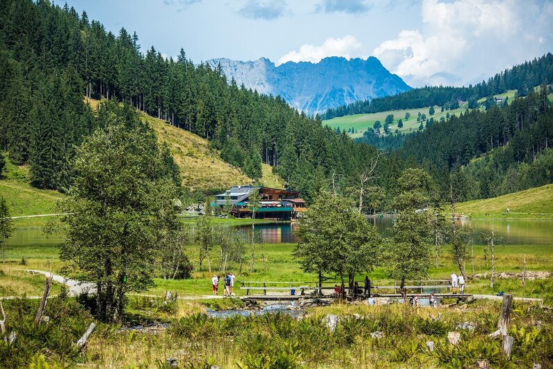 Steirischer Bodensee mit Blick auf einen Gasthof | © TVB Haus-Aich-Gössenberg@René Eduard Perhab