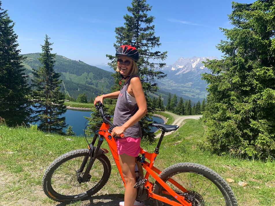 E-Bikerin am Hauser Kaibling mit Blick auf Speicherteich | © Hauser Kaibling
