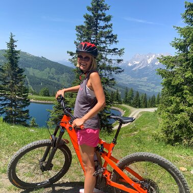 E-Bikerin am Hauser Kaibling mit Blick auf Speicherteich | © Hauser Kaibling