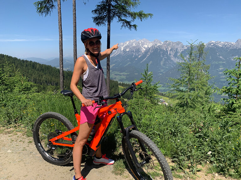 Radfahrerin mit E-Bike | © Hauser Kaibling