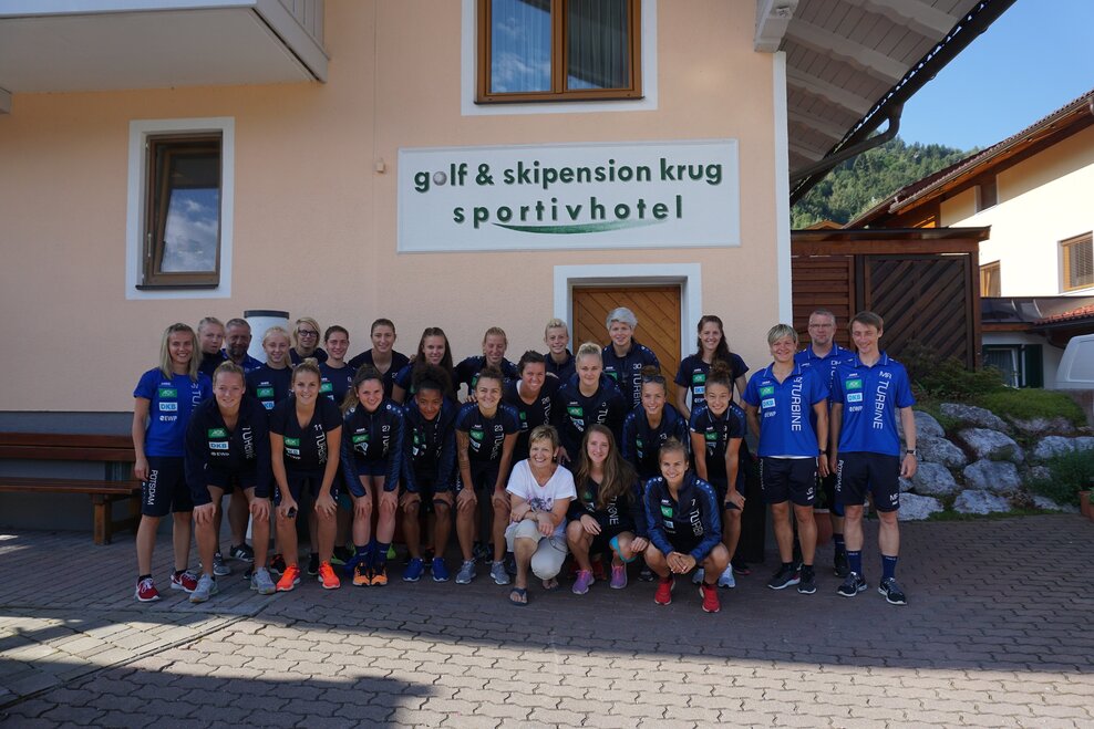 Damenfußballmannschaft vor Mannschaftsquartier | © 1. FFC Turbine Potsdam
