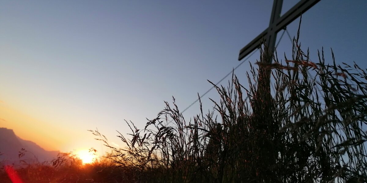Gipfelkreuz im Sonnenaufgang | © TVB Haus-Aich-Gössenberg