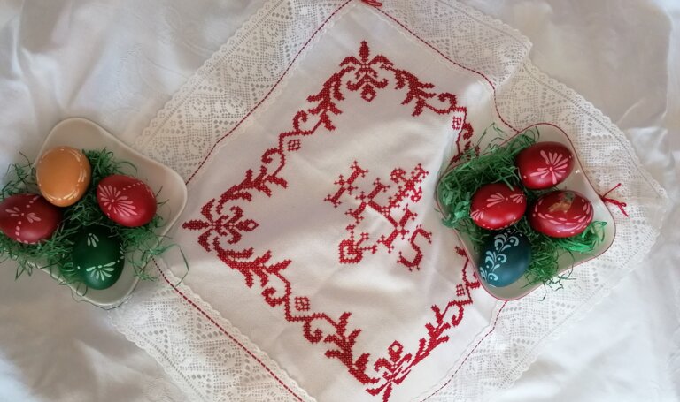 gesticktes Osterdeckerl mit bunten Ostereiern | © TVB Haus-Aich-Gössenberg