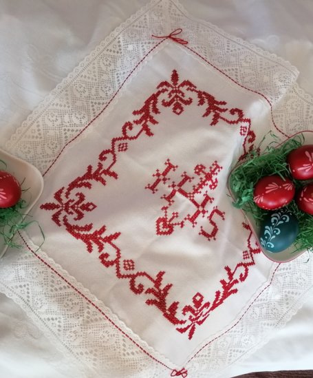 gesticktes Osterdeckerl mit bunten Ostereiern | © TVB Haus-Aich-Gössenberg