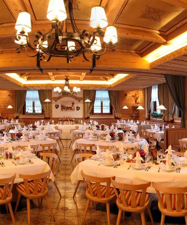 GrafenWirt - festlich gedeckter Saal | © GrafenWirt