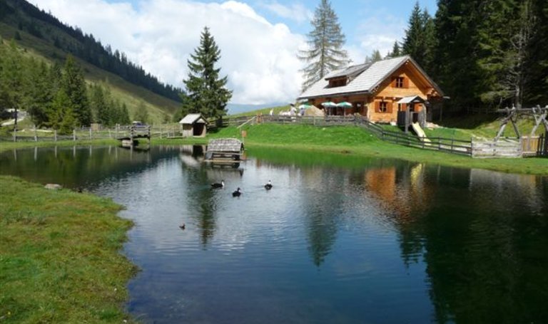 Stangl Alm hut with a little pond | © Stangl Alm
