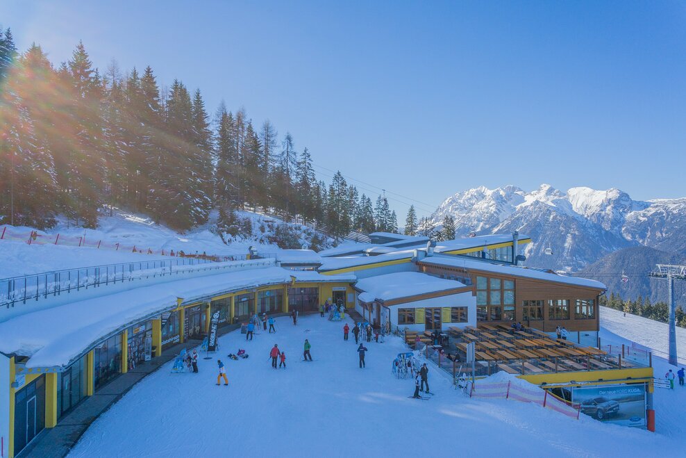 Platzhirsch mit Bergstation Seilbahn | © Hauser Kaibling