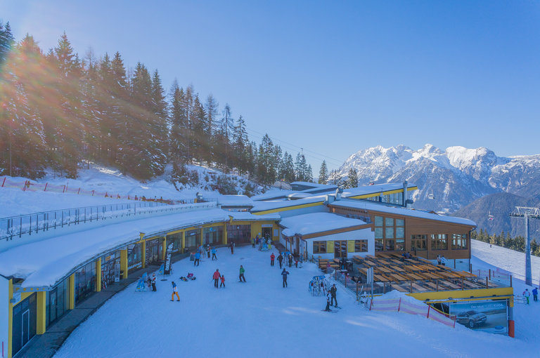 Platzhirsch mit Bergstation Seilbahn | © Hauser Kaibling