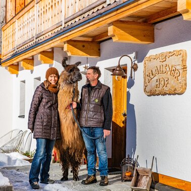 Klausnerhof - Bauersleute mit Lama | © TVB Haus-Aich-Gössenberg@René Eduard Perhab