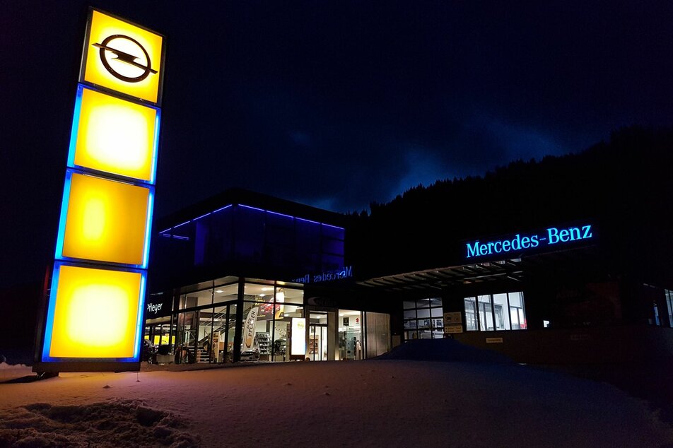 Auto Pfleger - Firmengebäude bei Nacht | © Auto Pfleger