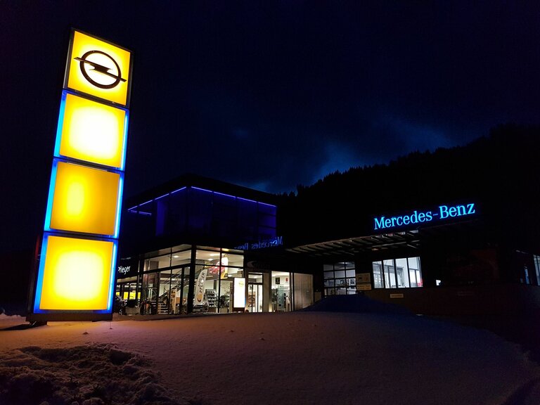Auto Pfleger - Firmengebäude bei Nacht | © Auto Pfleger