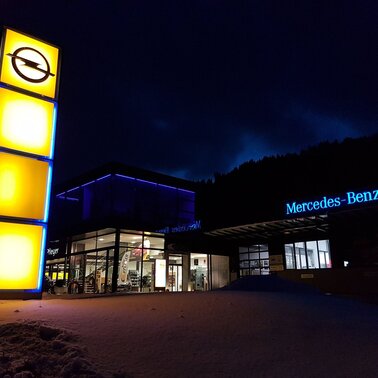 Auto Pfleger - Firmengebäude bei Nacht | © Auto Pfleger