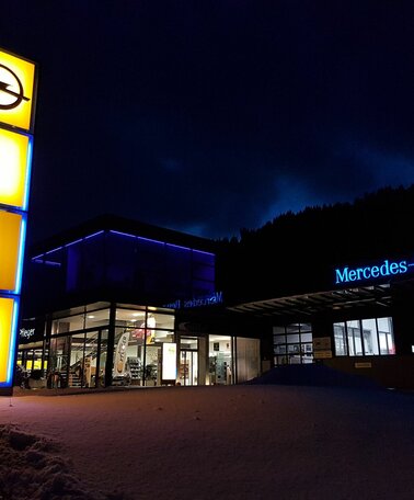 Auto Pfleger - Firmengebäude bei Nacht | © Auto Pfleger