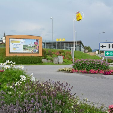 Ortseinfahrt Haus mit Billa im Hintergrund | © Marktgemeinde Haus