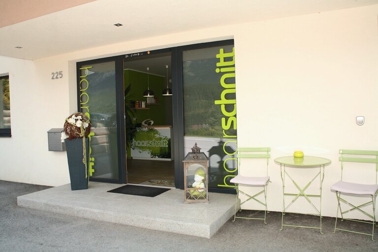 Friseursalon - Eingang | © Haarschnitt