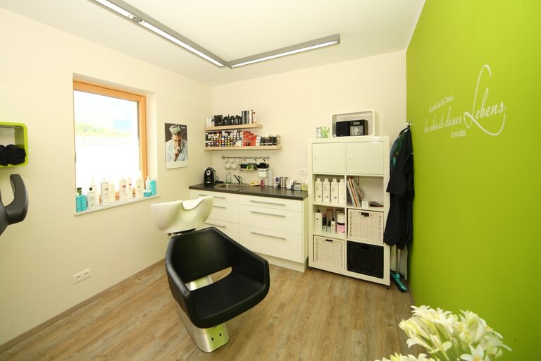 Friseursalon - Waschbecken | © Haarschnitt