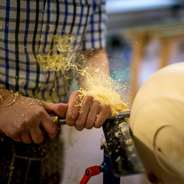 Woodturner at work | © Ikarus