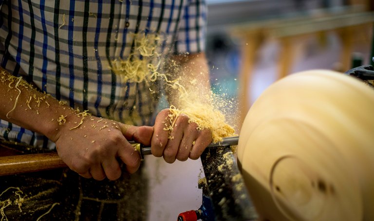Woodturner at work | © Ikarus