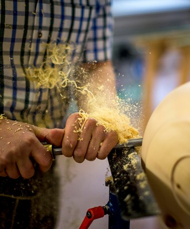 Woodturner at work | © Ikarus