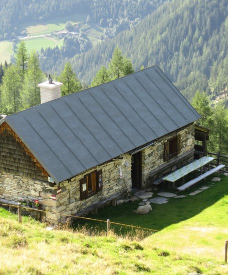 Am Weg zum Gumpeneck kommt man an der Schleinhütte vorbei. | © Familie Holzinger