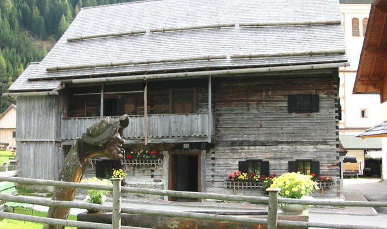 Blick auf das Mesnerhaus | © Herfried Marek