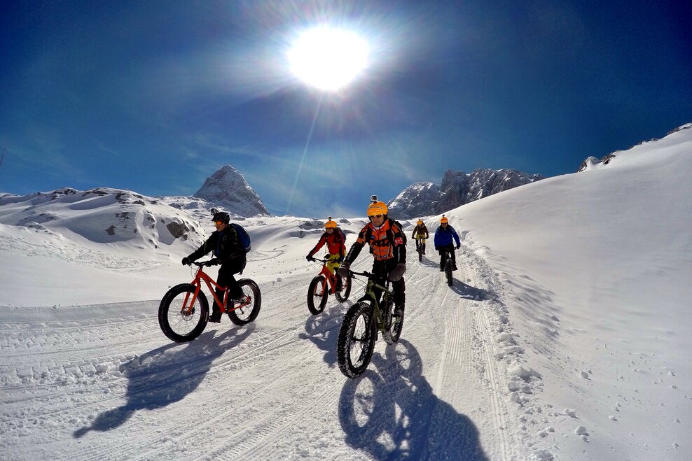 Gruppe Fatbiker am Gletscher.  | © Alpine Fatbike