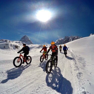 Gruppe Fatbiker am Gletscher.  | © Alpine Fatbike