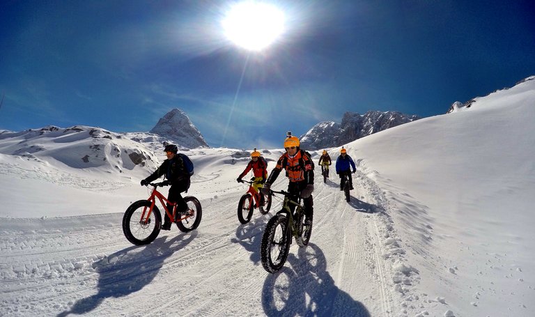 Gruppe Fatbiker am Gletscher.  | © Alpine Fatbike