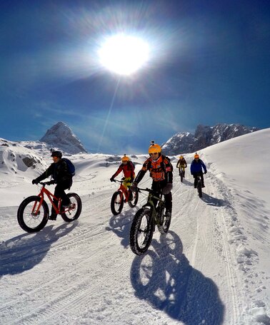 Gruppe Fatbiker am Gletscher.  | © Alpine Fatbike