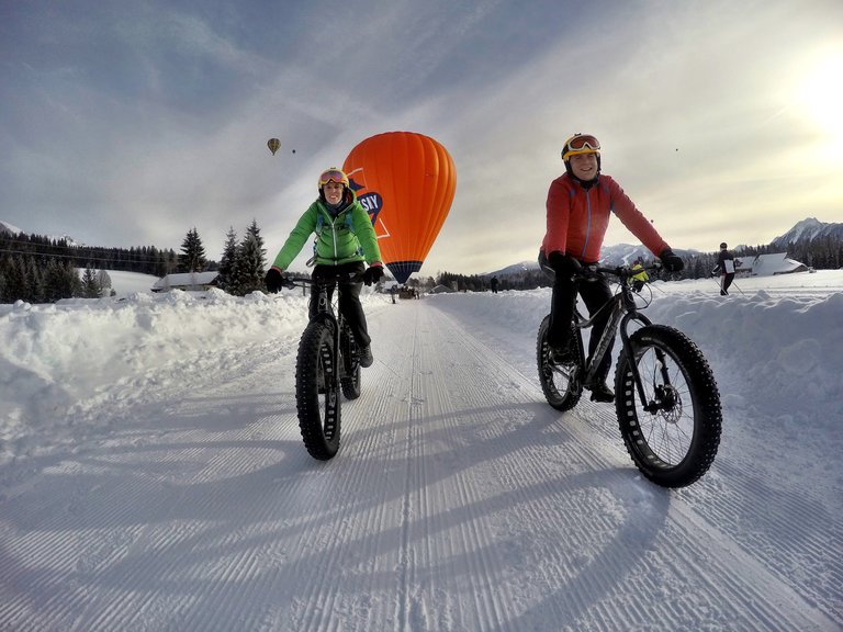 Fatbiker mit Heißluftballon im Hintergrund. | © alpinefatbike.com