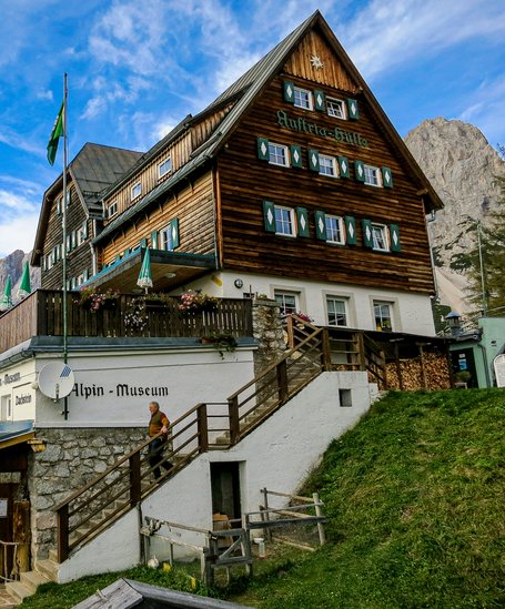 Austriahütte mit der Dachsteinsüdwand im Hintergrund. | © Herzog